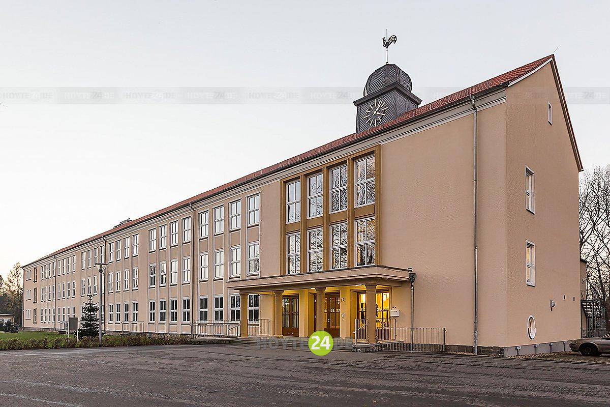 Man sieht die Oberschule Lohsa