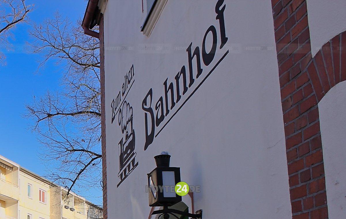 Man sieht den Schriftzug Zum alten Bahnhof