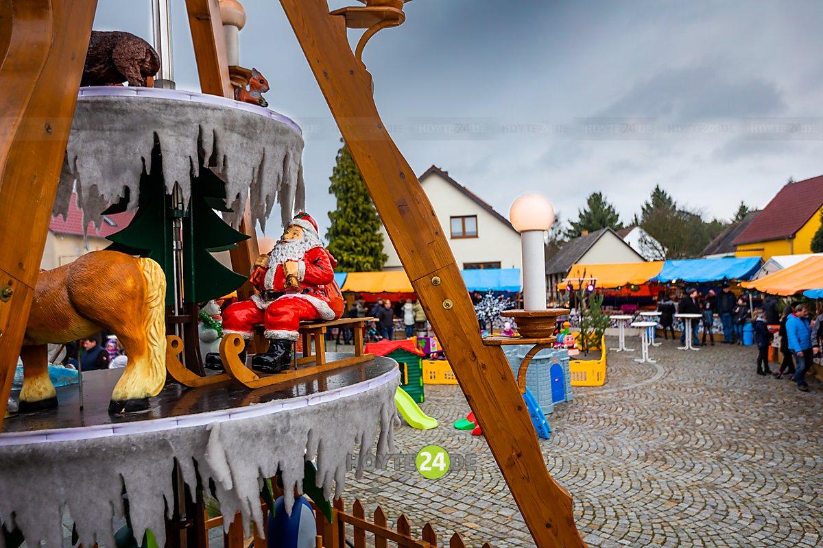 Man sieht den kleinen Weihnachtsmarkt in Bröthen im vergangenen Jahr.