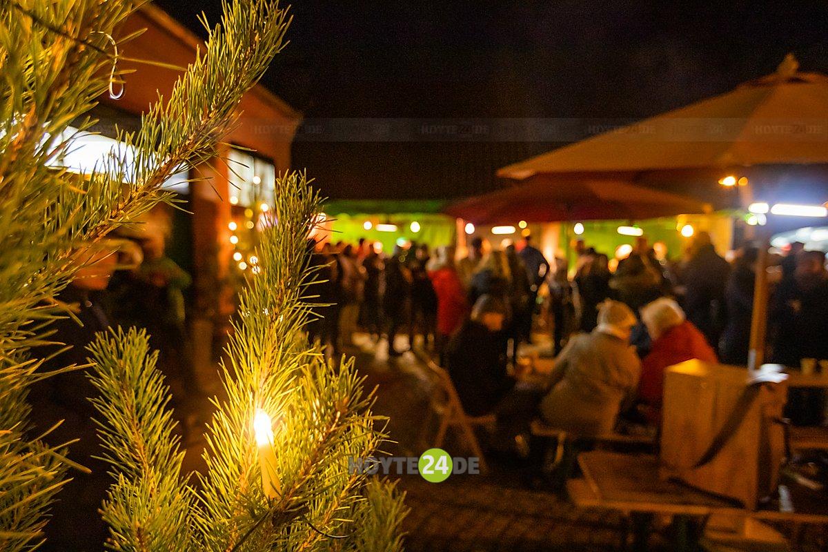 Man sieht einen Weihnachtsmarkt - verschwommen,