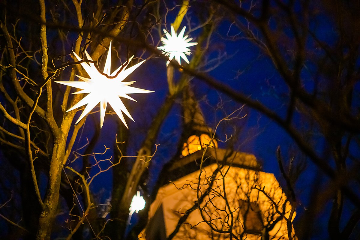 Man sieht Weihnachtssterne an der Johanneskirche.