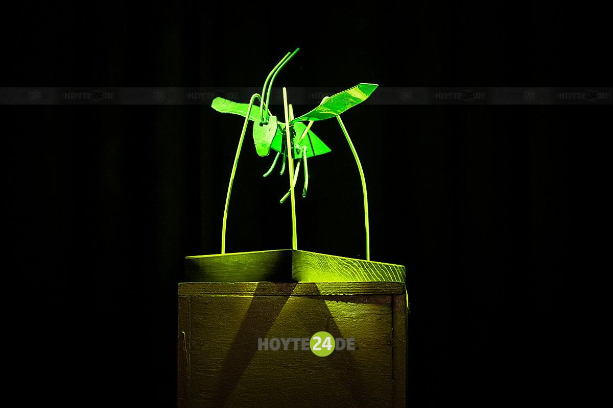Man sieht eine Hoyschrecken-Plastik.