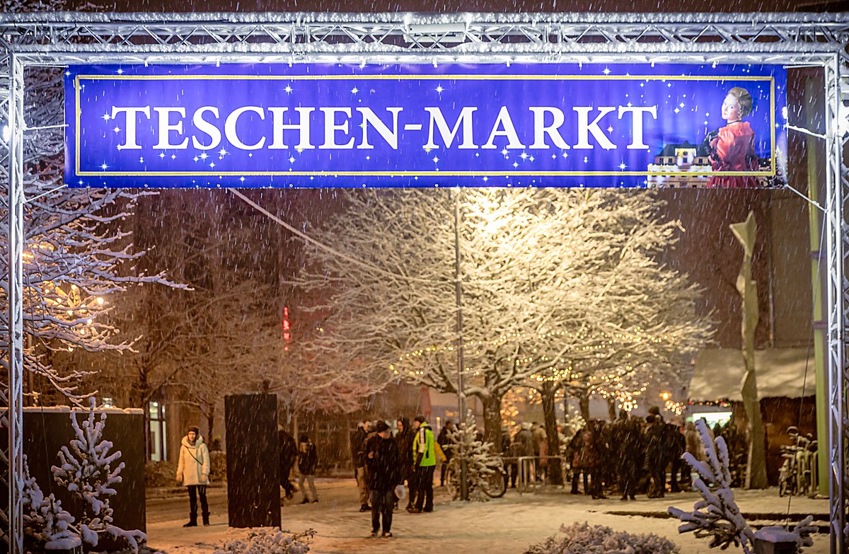 Man sieht das Eingangsportal zum Teschenmarkt am Bürgerzentrum.