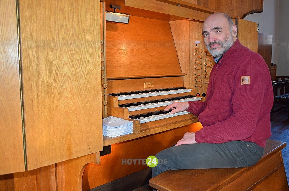 Man sieht Johannes Leue an der Orgel.