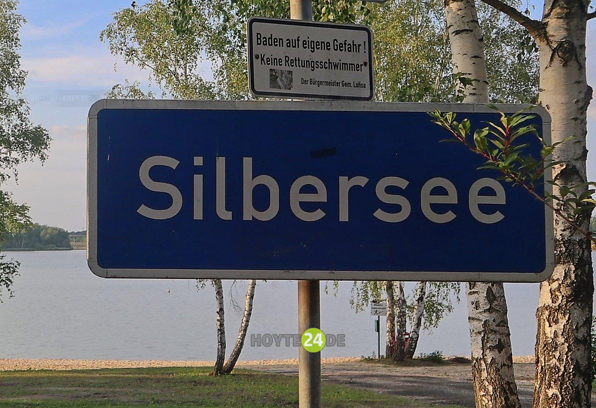 Man sieht ein Schild mit der Aufschrift Silbersee.