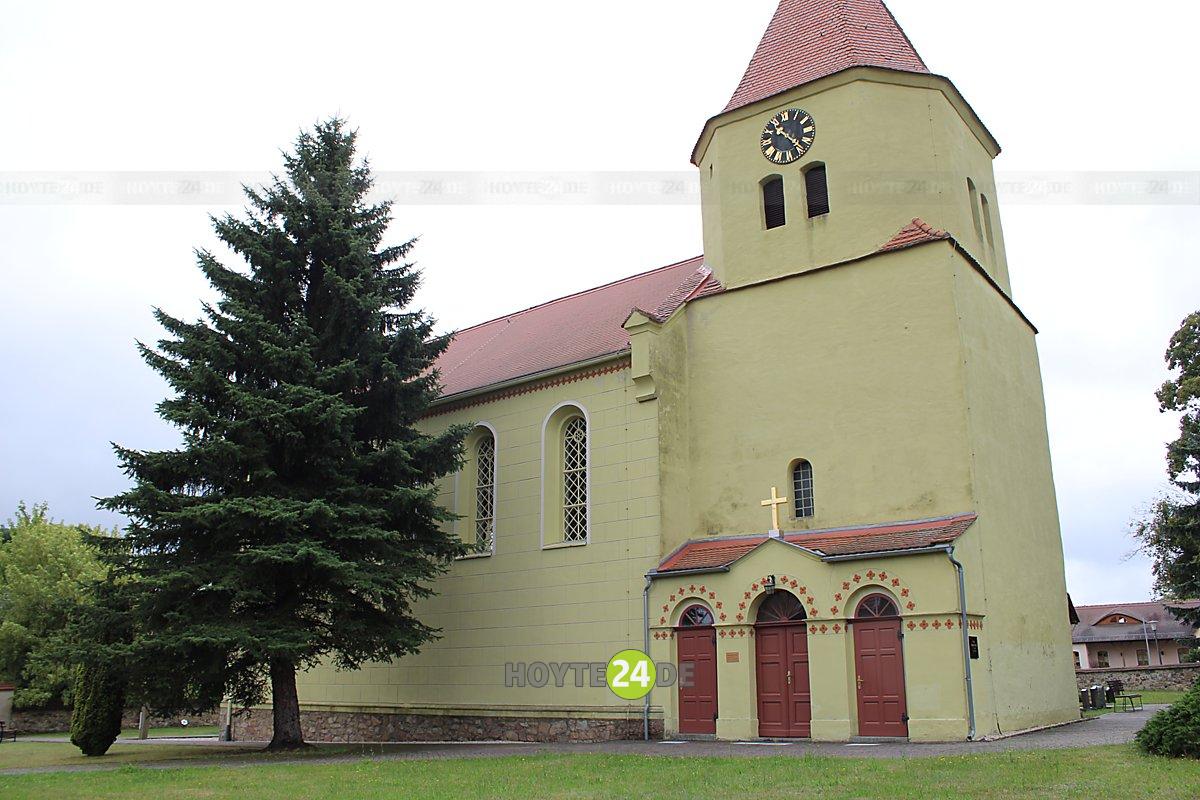 Man sieht die Schwarzkollmer Kirche.