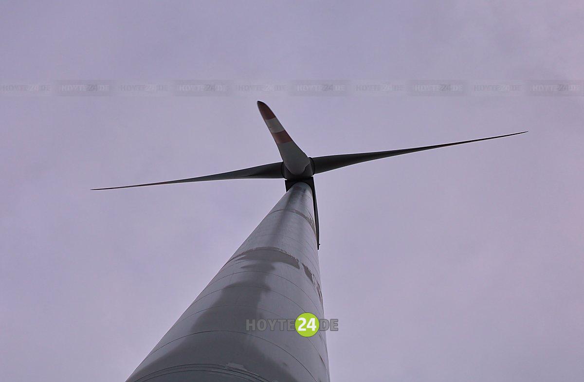 Man sieht ein Windrad.