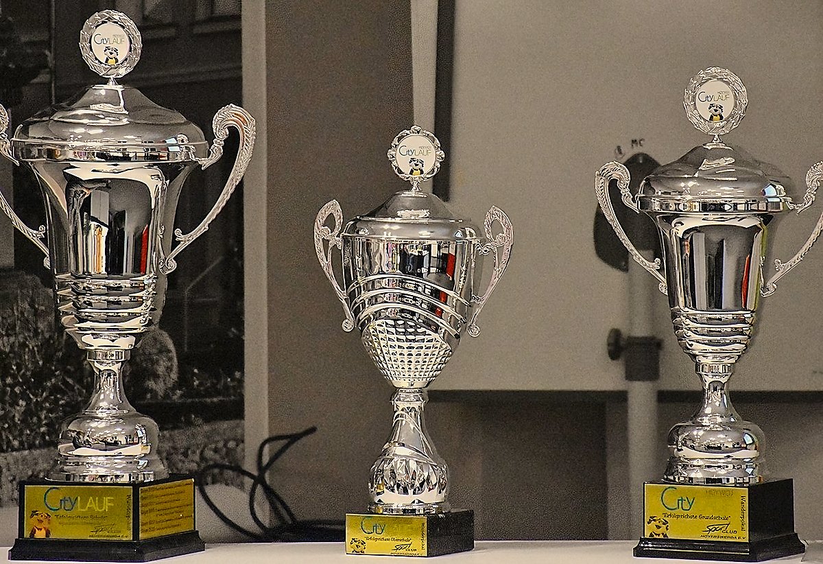 Man sieht drei Pokale zum Stadtlauf.