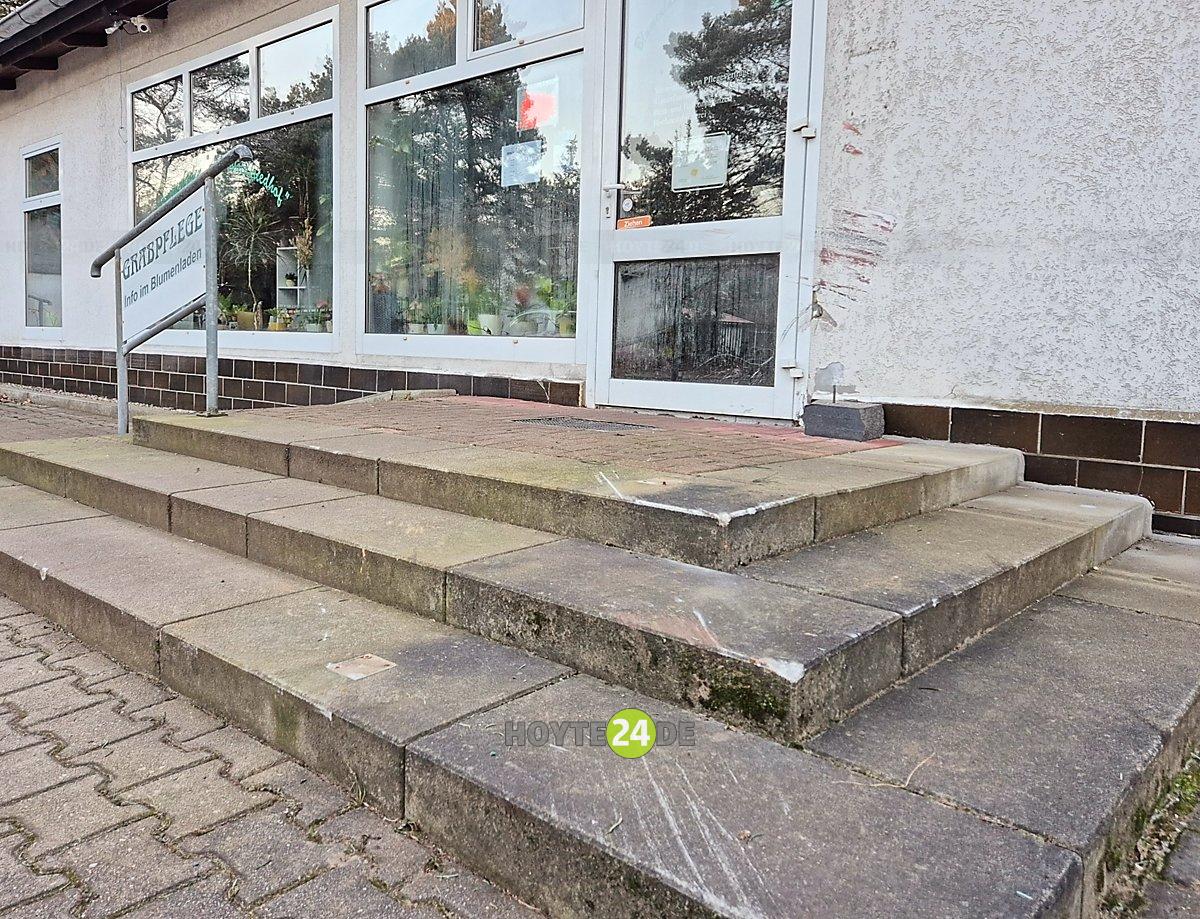 Man sieht den beschädigten Eingangsbereich.