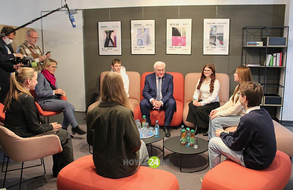 Man sieht den Bundespräsidenten im Gespräch mit dem Jugendstadtrat.