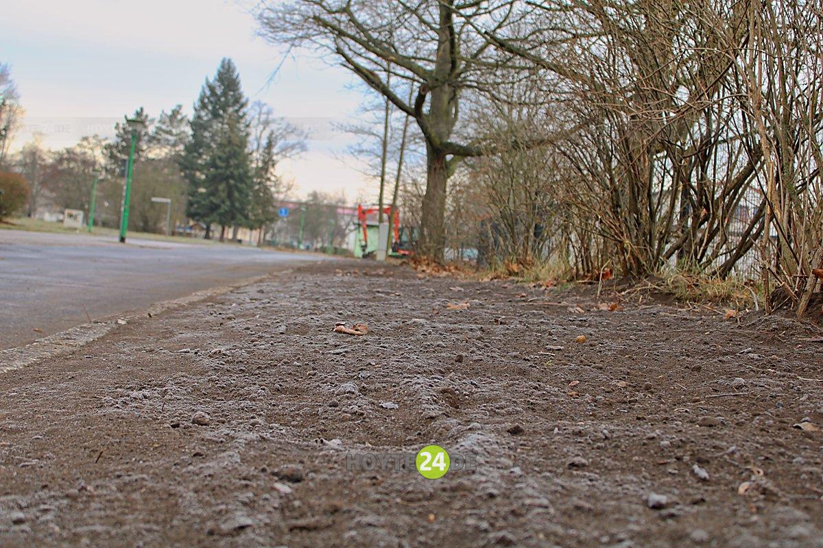 Man sieht den ehemaligen Fußgängerweg an der Johannes-R.-Becher-Straße.