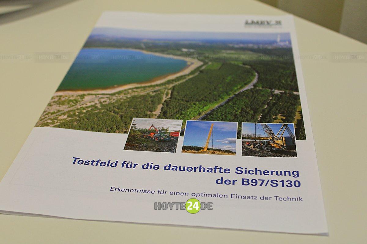 Man sieht das Faltblatt "Testfeld für die dauerhafte Sicherung der B 97 / S 130.