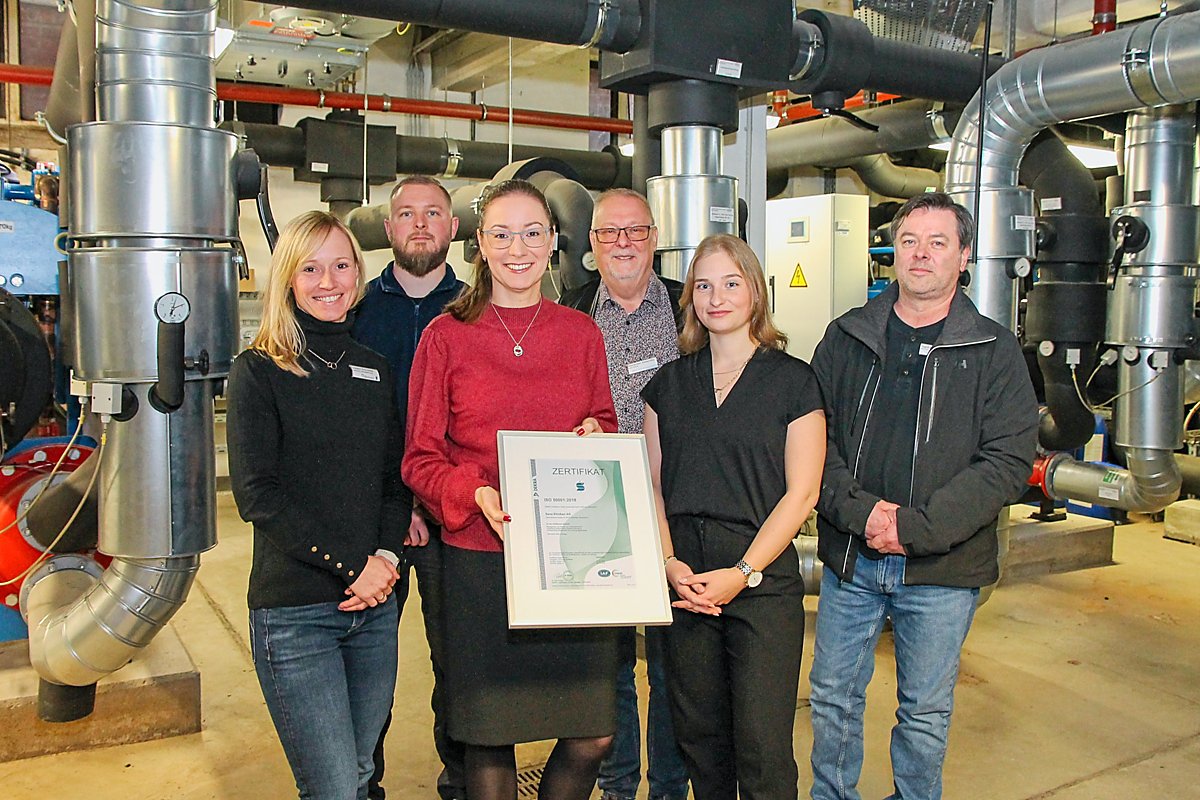 Man sieht Susann Schneider, Tim Uhlmann, Juliane Kirfe, Alexander Retschke, Katharina Simon und Ingolf Herold mit dem Zertifikat.