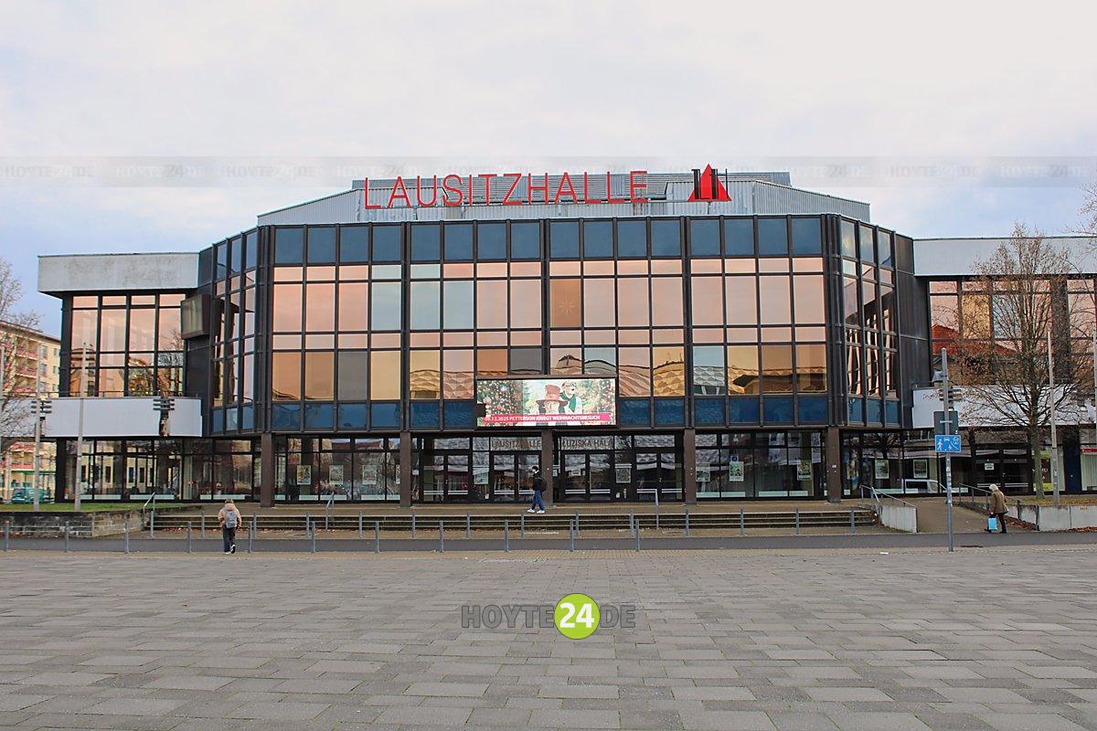 Man sieht die Lausitzhalle.