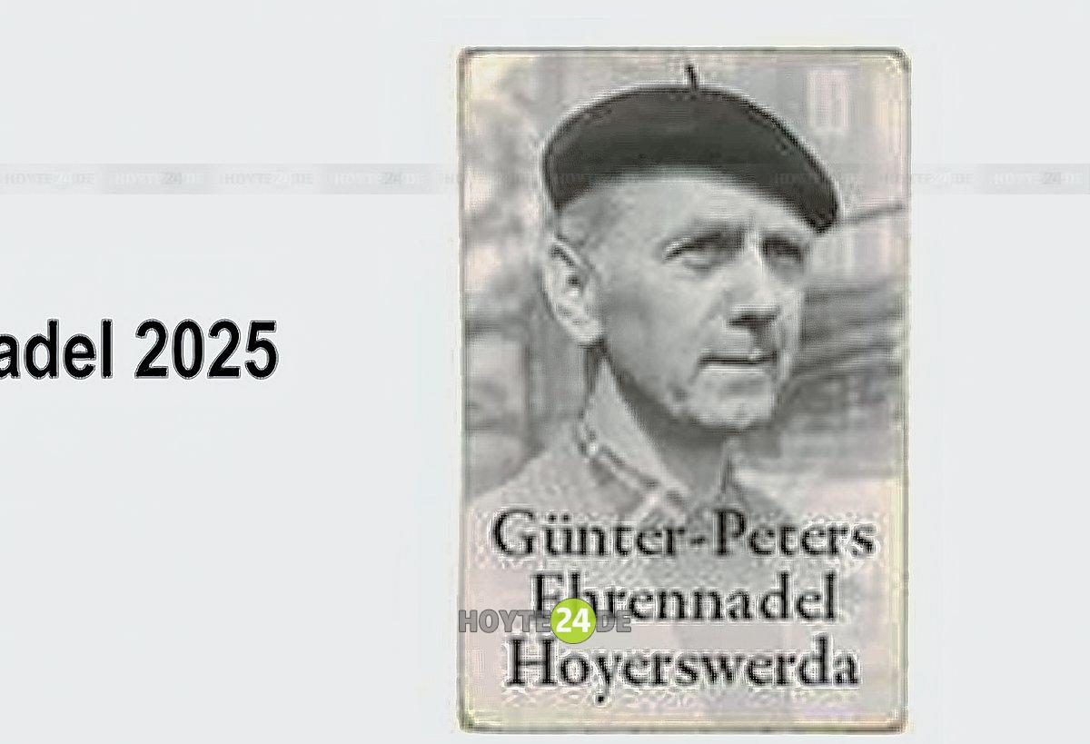 Man sieht die neue Günter-Peters-Ehrennadel.