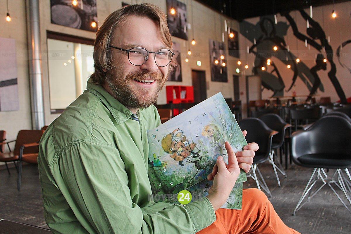 Man sieht Christian Völker-Kieschnick mit dem Adventskalender 2025.
