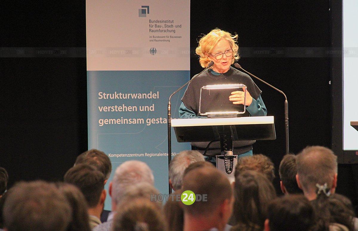 Man sieht Ministerin Regina Kraushaar bei ihrem Grußwort zur Strukturwandeltagung in Hoyerswerda.