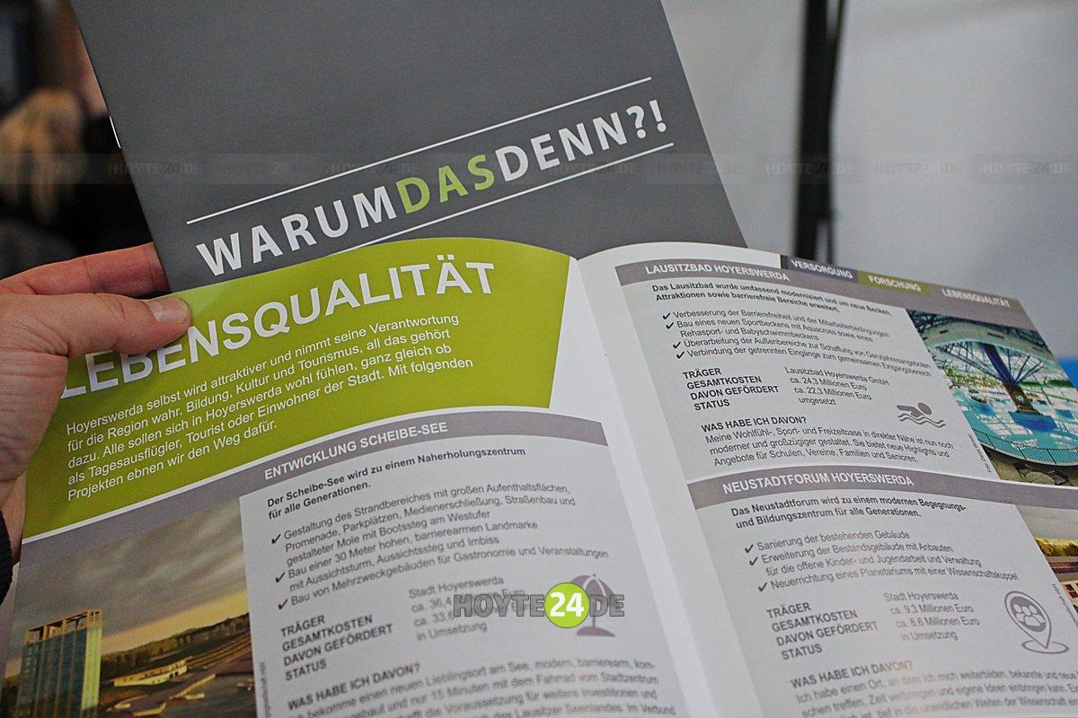 Man sieht die Broschüre zur Kampagne Warum das denn?!