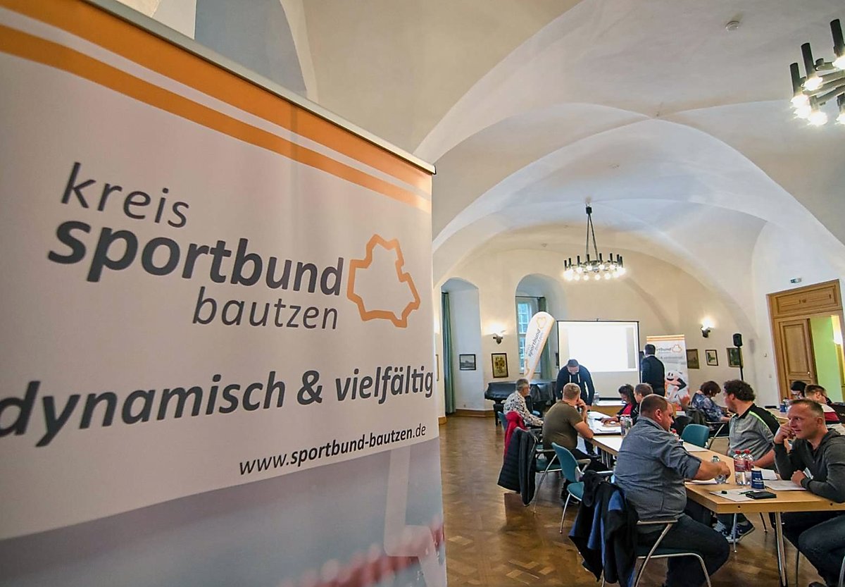 Man sieht eine Fortbildungsveranstaltung des Kreissportbundes Bautzen im Schloss Hoyerswerda.