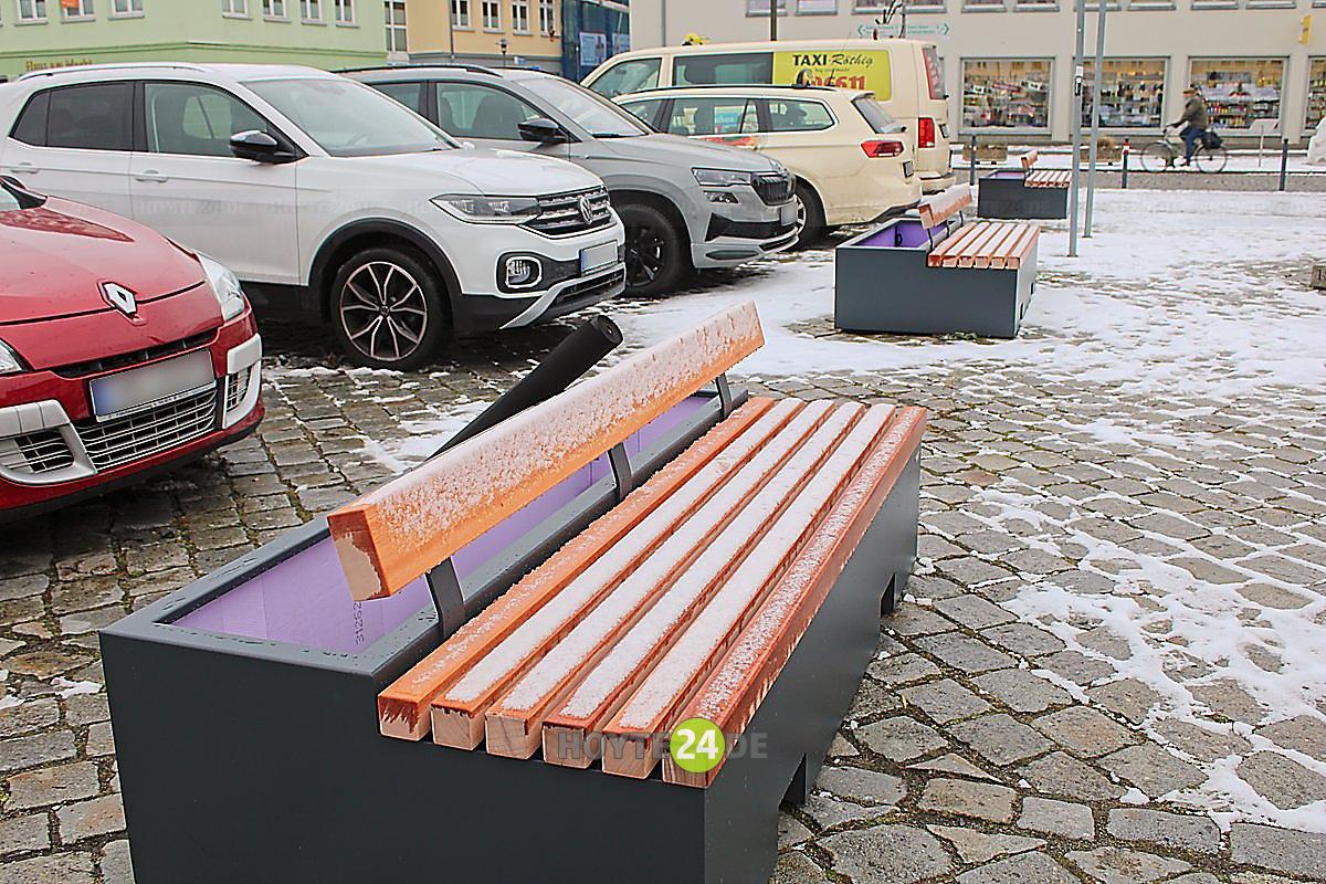 Man sieht neue Sitzbänke auf dem Markt von Hoyerswerda.