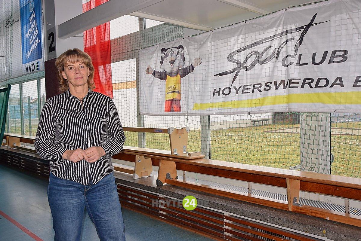 Man sieht Daniela Fünfstück in der Jahnsporthalle.