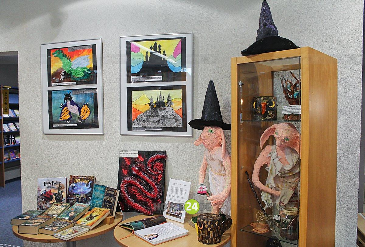 Man sieht die Harry-Potter-Ausstellung in der Brigitte-Reimann-Stadtbibliothek.