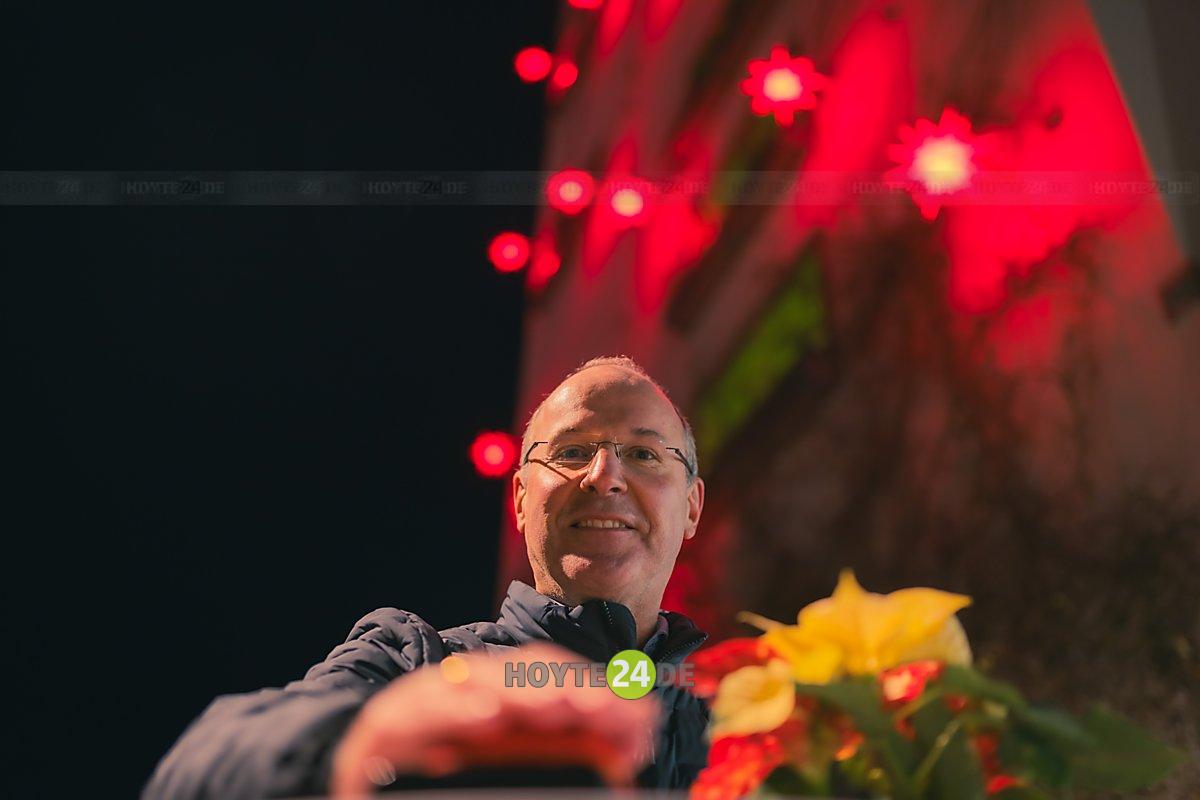 Man sieht Steffen Markgraf beim symbolischen Knopfdruck für die Illumination.
