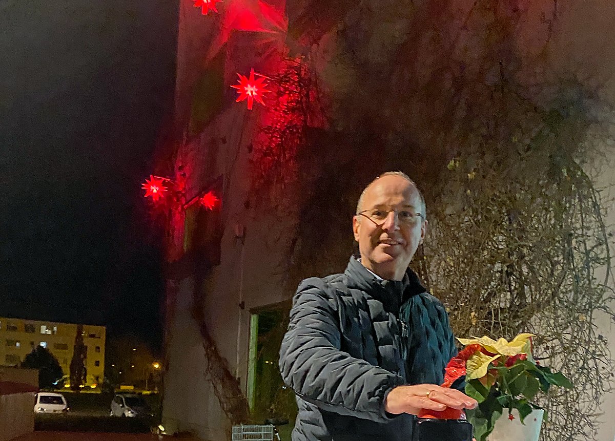 Man sieht Steffen Markgraf beim symbolischen Beleuchtungsstart.