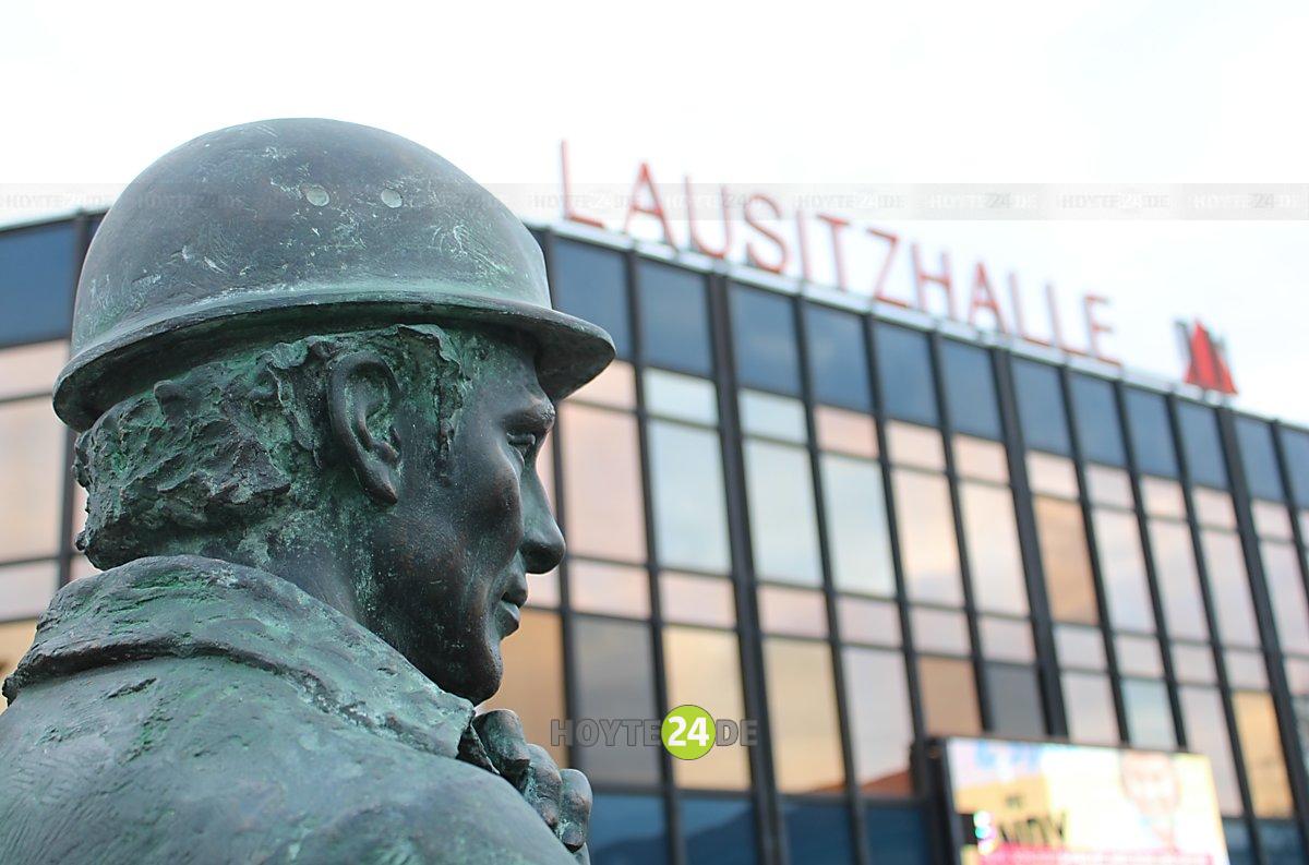 Man sieht den Bergmann vor der Lausitzhalle.