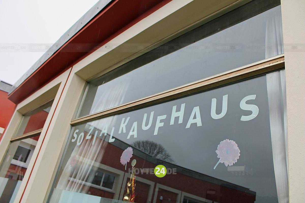 Man sieht die Schaufensterfront des Sozialkaufhauses in Hoyerswerda.