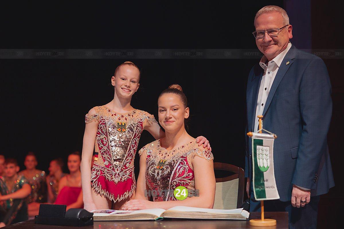 Johanna Schöne und Nona Kara tragen sich ins Goldene Buch der Stadt ein.