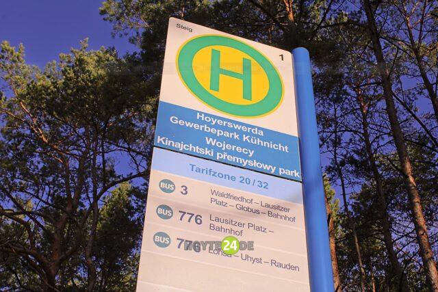 Man sieht das Haltestellenschild Gewerbepark Kühnicht.