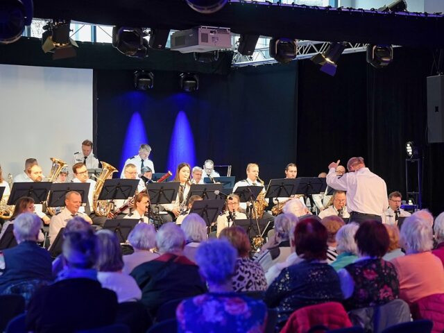 Man sieht das Polizeiorchester.