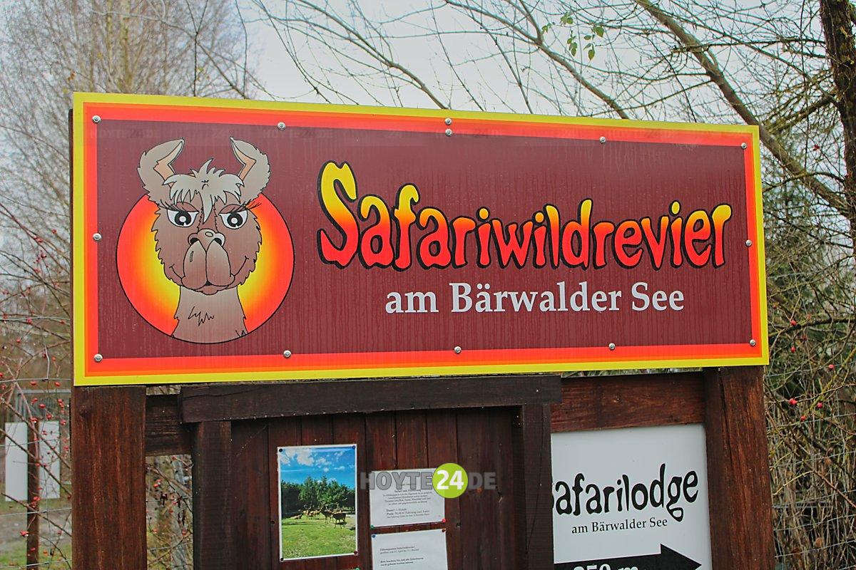 Man sieht das Schild Safariwildrevier.