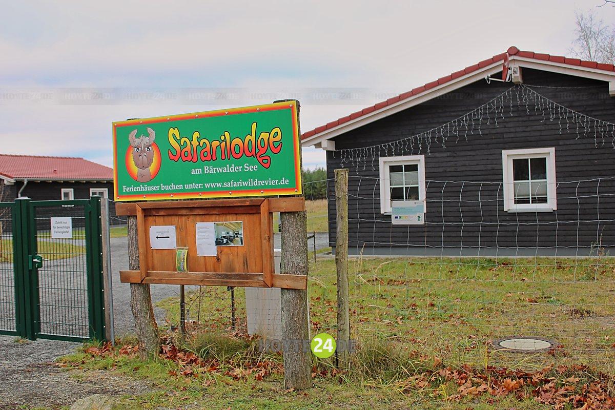 Man sieht die Safarilodge am Bärwalder See.