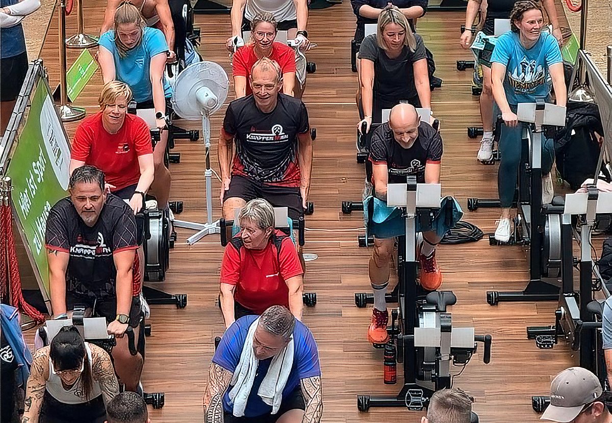 Man sieht Mitglieder des KnappenMan e.V. beim Radeln.