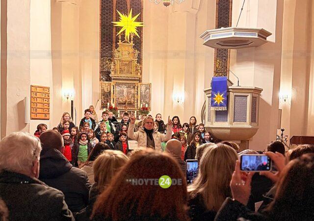Man sieht das Weihnachtssingen der Grundschule Am Park in der Johanneskirche Hoyerswerda.