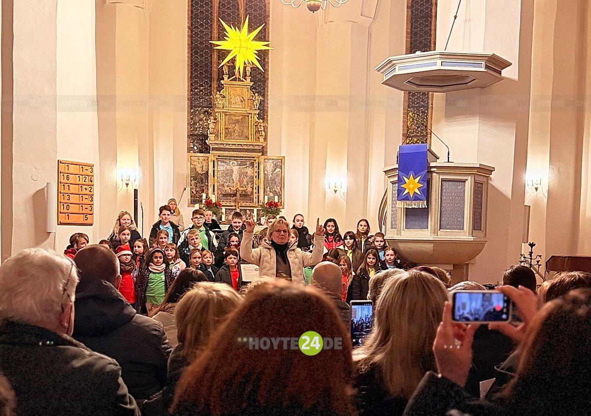 Man sieht das Weihnachtssingen der Grundschule Am Park in der Johanneskirche Hoyerswerda.
