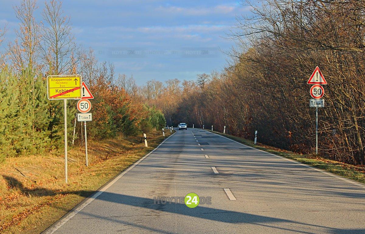 Man sieht die Straße nach Knappenrode am Ortsausgang Koblenz.