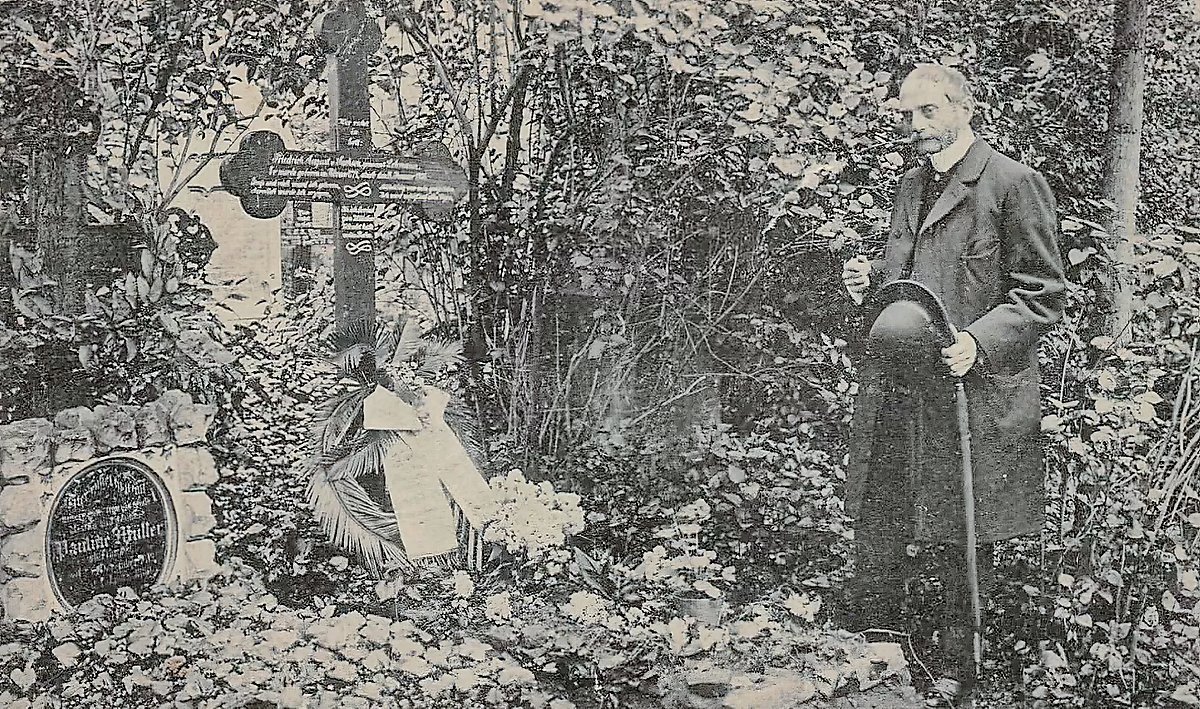 Man sieht eine alte Ansichtskarte, Aufschrift: Am Grafe des F.A.v. Sachsen gen. Lehmann in Hoyerswerda, geb. im Febr. 1774, gest d. 18. Jan. 1856, legte am 30. Mai 1909 obiger Herr eine Kranzspende mit folgender Inschrift nieder: "Gewidmet von Deinem gleichen Schicksal betroffenen. Geza v. Wettin, Prinz von Sachsen"