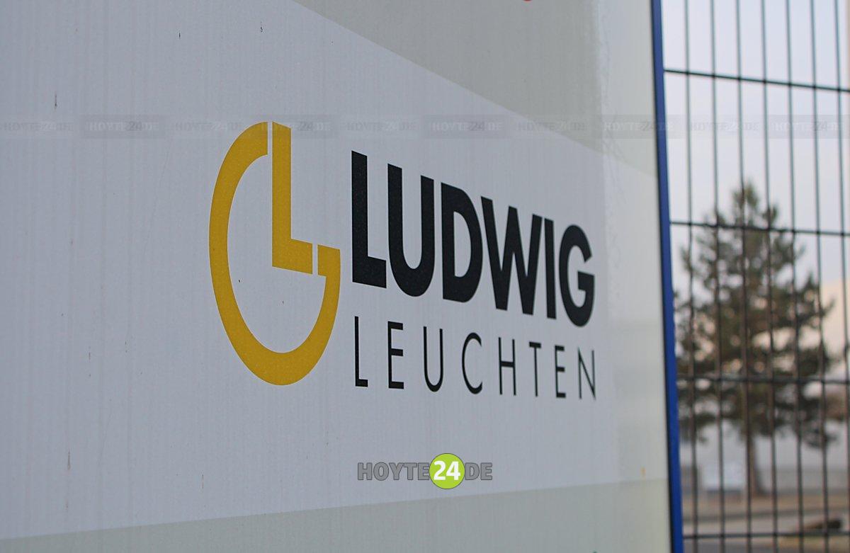 Man sieht das Firmenschild von Ludwig-Leuchten.