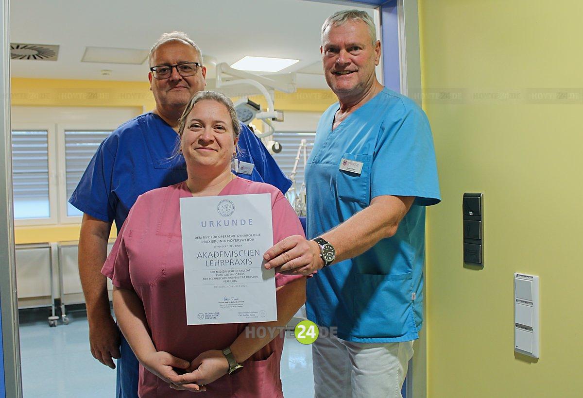 Man sieht Matthias Jochmann, Katrin Beier und Sr. Sören Funck mit der Urkunde der TU Dresden.