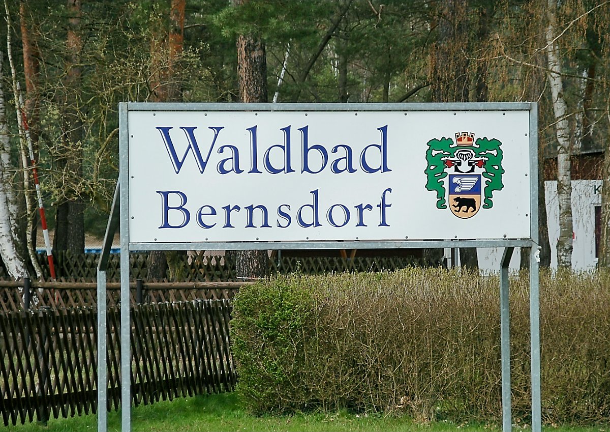 Man sieht ein Schild Waldbad Bernsdorf.