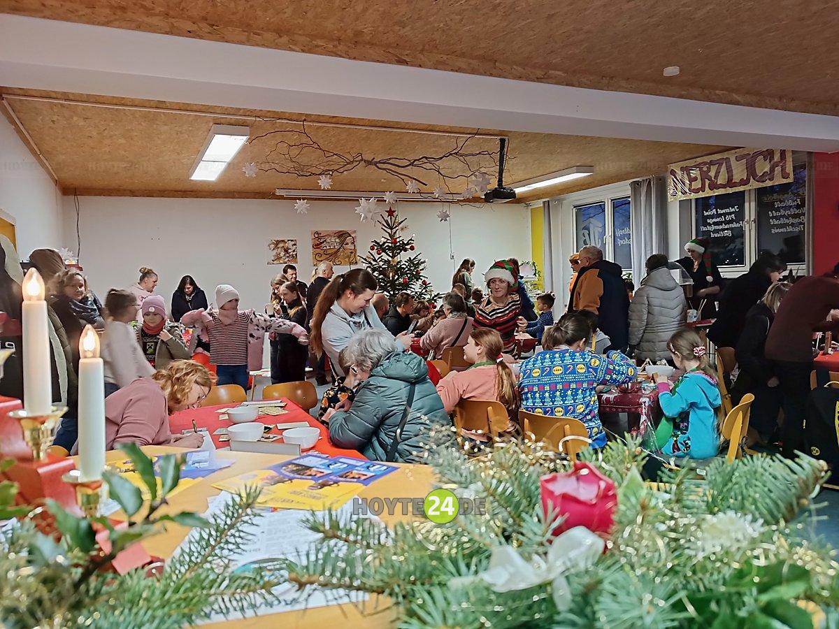 Man sieht eine gut gefüllte Kaffee-Ecke.