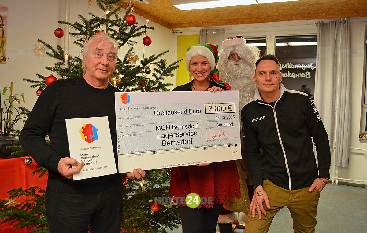 Man sieht Uwe Winkler, Elisabeth Glaschker den Weihnachtsmann und Silvio Thieme mit einem symbolischen 3000-Euro-Scheck.