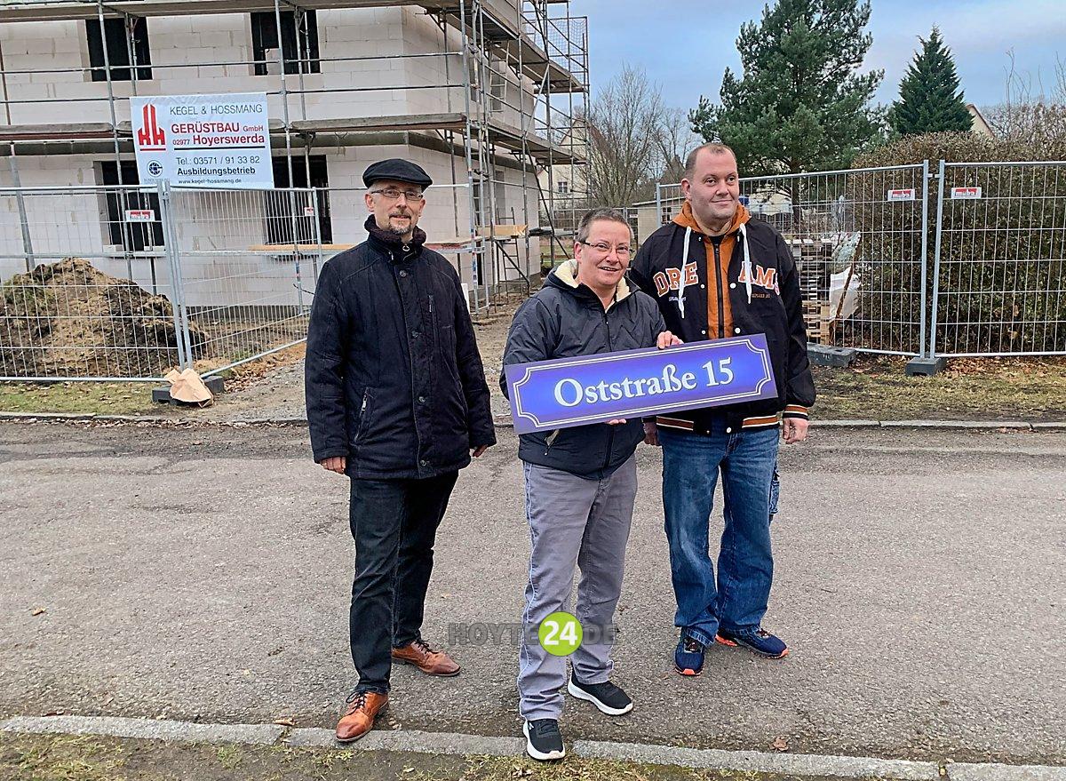 Man sieht Sabine und Manuel Landenberger mit ihrer Hausnummer sowie Lautas Bürgermeister Frank Lehmann.