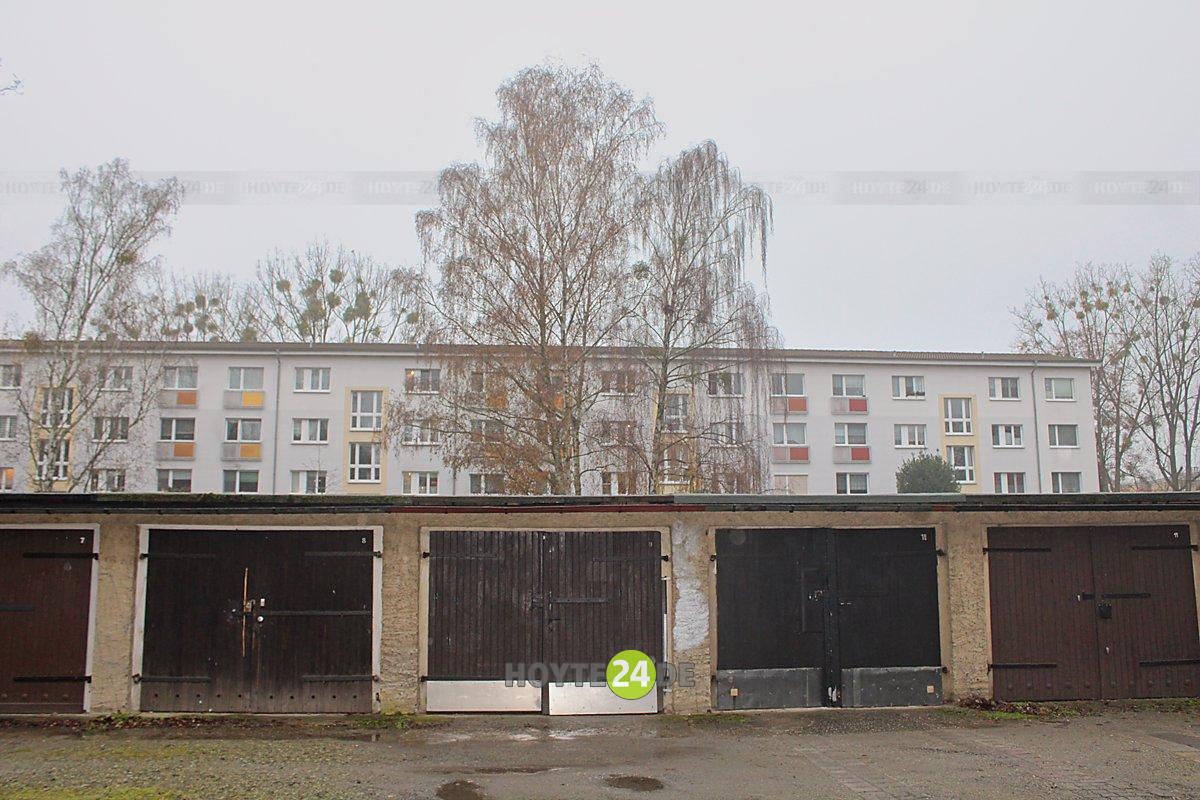 Man sieht Garagen am Rand des WK IV.