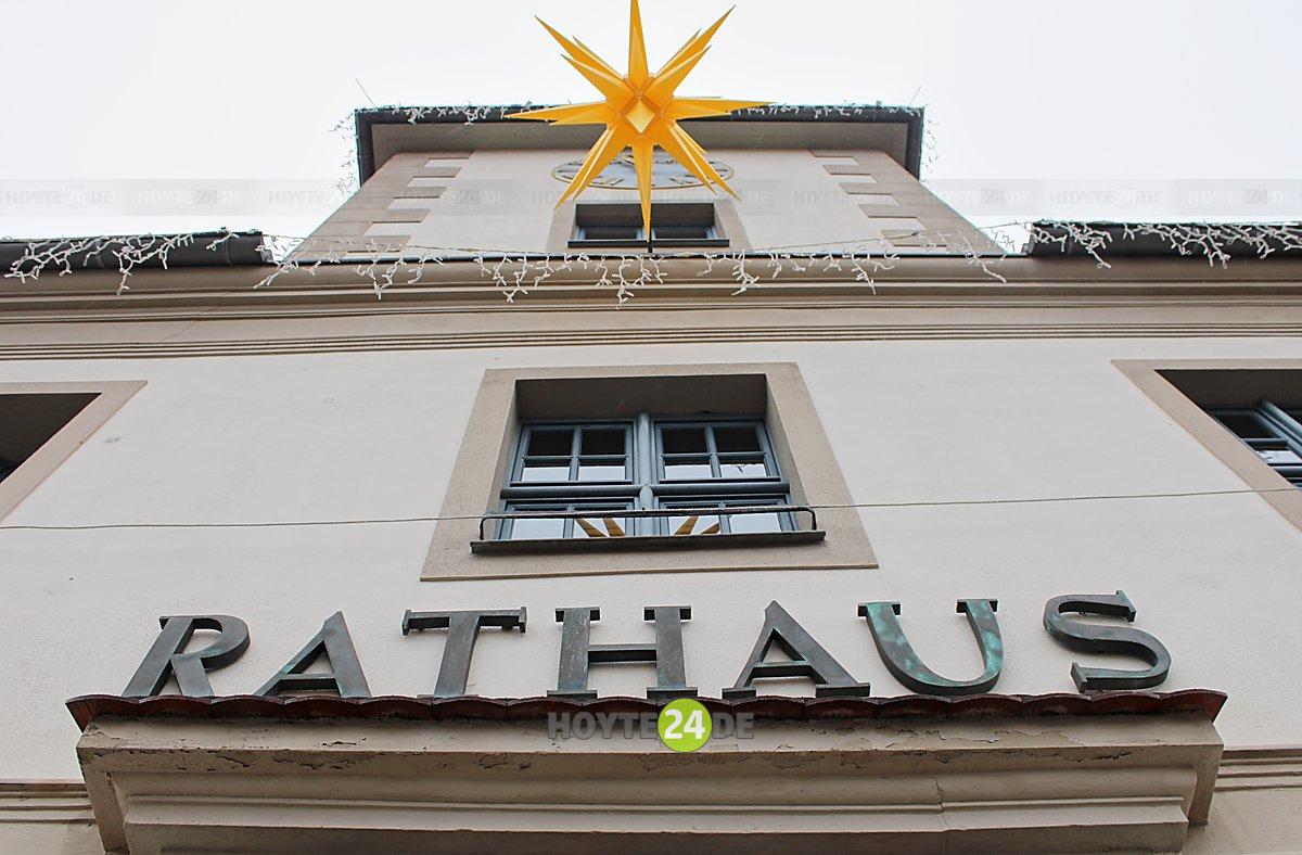 Man sieht einen Teil des weihnachtlich geschmückten Rathauses.