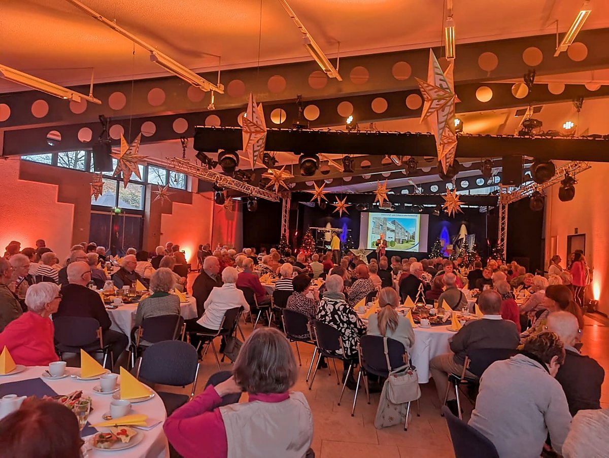 Man sieht den vollen Sparkassensaal.