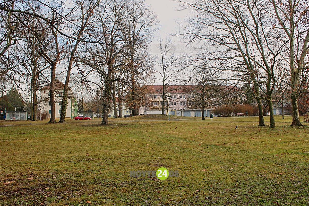 Man sieht die Fläche im Park an der Pinguin-Eisbar, auf der ein Spielplatz entstehen soll.